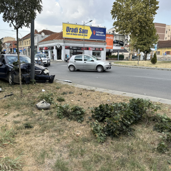 Doživeo srčani udar tokom vožnje: Preminuo muškarac koji je udario u betonski stub u centru Čačka