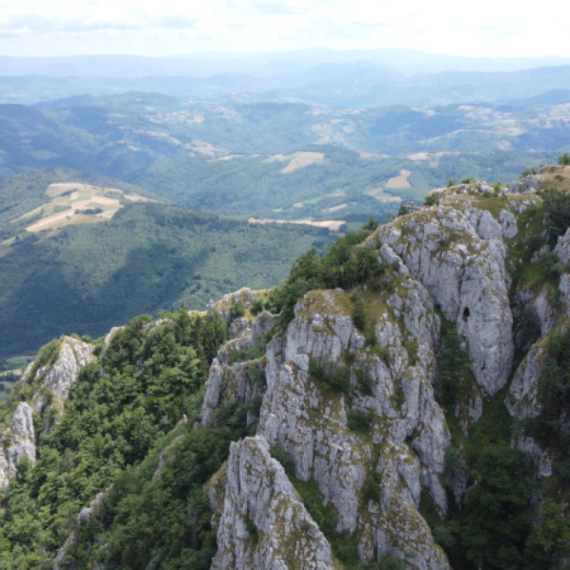 Nestvarni vidikovac u Srbiji na koji se čak i Sveti Sava popeo: Turisti ga sve češće posećuju FOTO