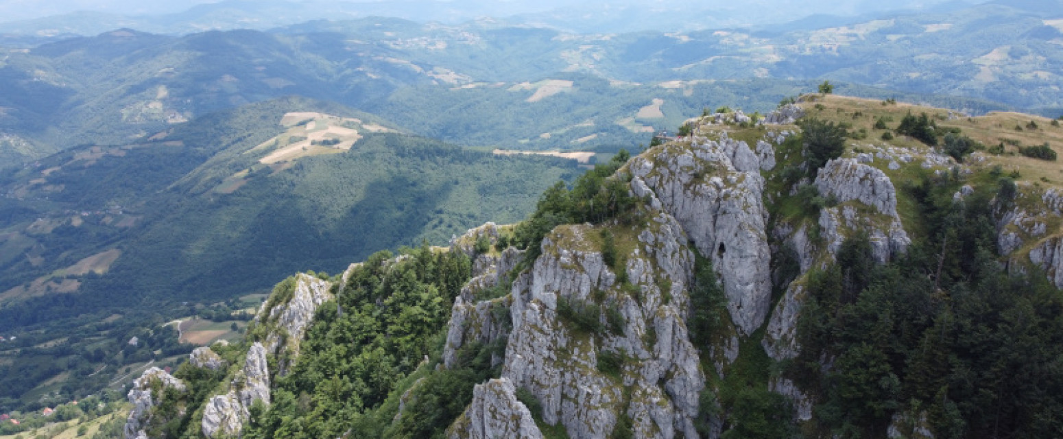 Nestvarni vidikovac u Srbiji na koji se čak i Sveti Sava popeo: Turisti ga sve češće posećuju FOTO