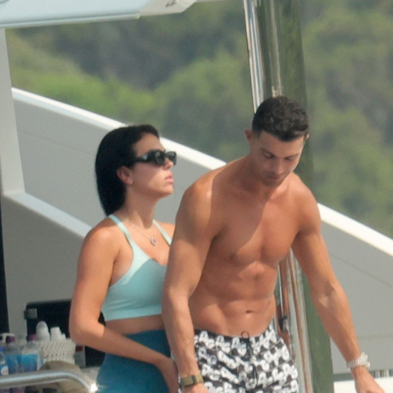 Ronaldo i Georgina uhvaćeni u nezgodnom trenutku: Nije joj odoleo u tanga bikiniju FOTO