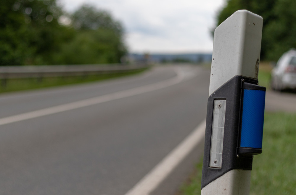 Da li znate šta označavaju plava stakla pored puta?