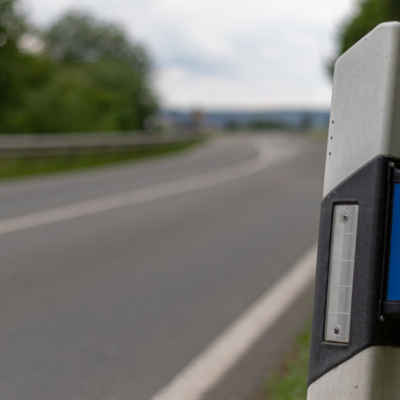 Da li znate šta označavaju plava stakla pored puta?