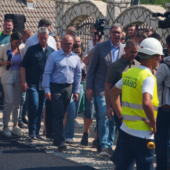 Vučić u Loznici: "Obezbedićemo novac za izgradnju najvećeg broja kilometara puteva u našoj zemlji ikada"