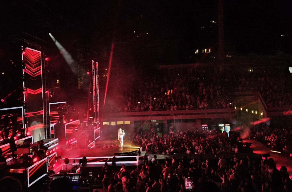 Emocije na Tašu: Brena odala počast Bori Čorbi, ceo stadion pevao veliki hit VIDEO