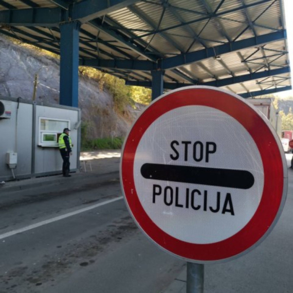 Serbs with Kosovo and Metohija start with road blockades