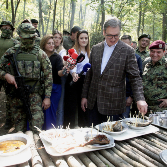 Drugi dan u Podrinju; Vučić na Gučevu: Da razvijamo vojsku još više; Ne plašim se, šetaću Loznicom FOTO