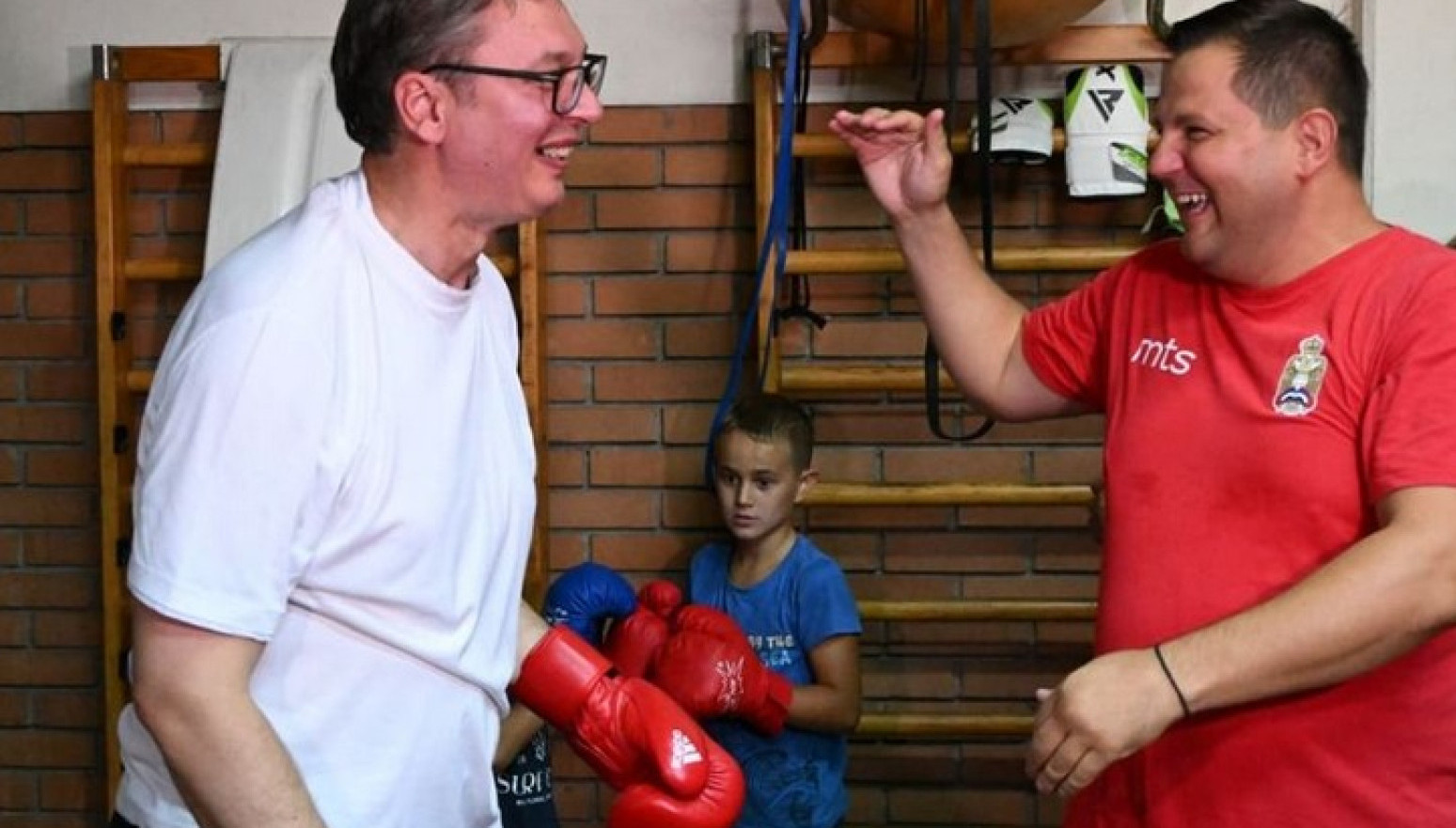 Vučić u školi boksa: Ima jačih, ali ne i upornijih od mene FOTO