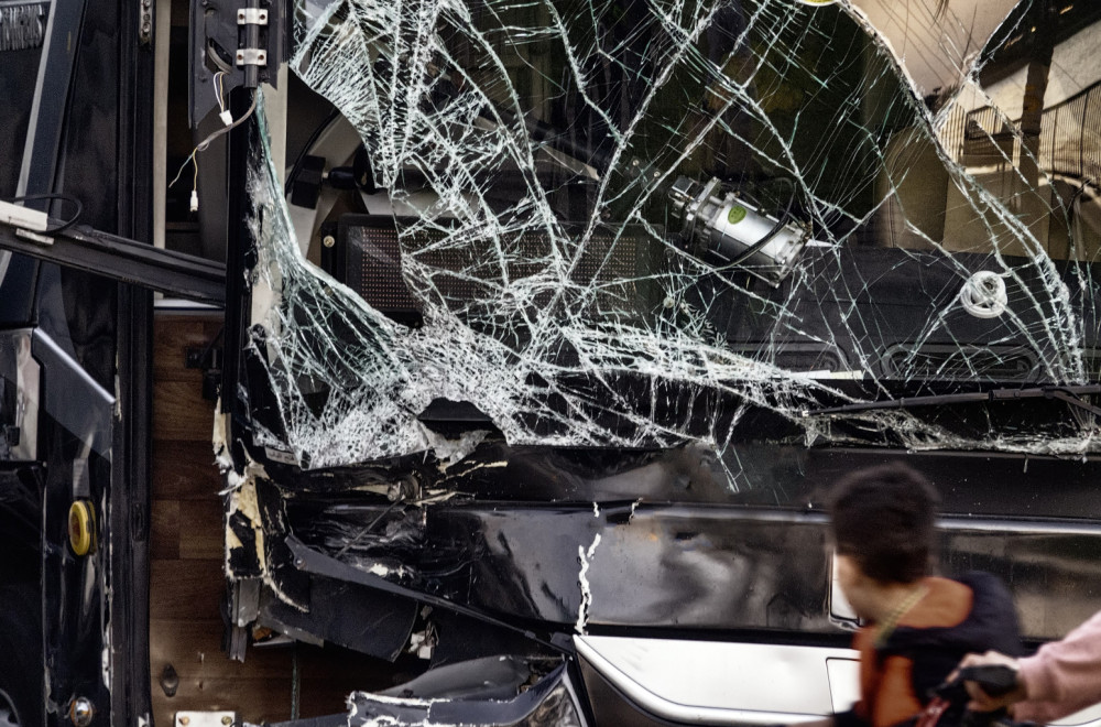 Gradski autobus potpuno smrskan: Vozači završili u bolnici FOTO