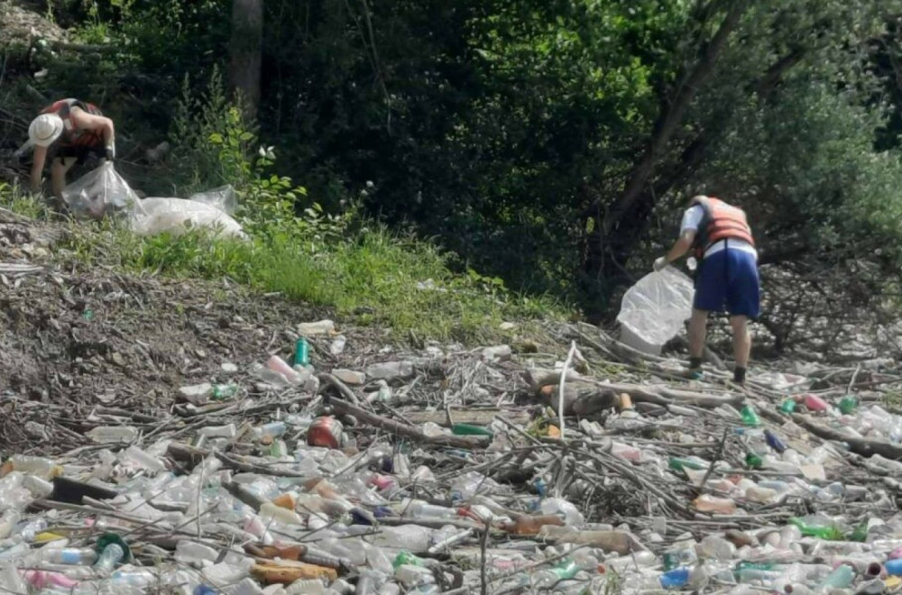 Sramotna scena: Bacali smeće u korito reke, a onda su ih zatekli komunalci – evo šta je usledilo