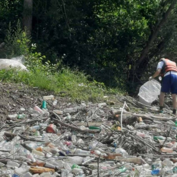 Sramotna scena: Bacali smeće u korito reke, a onda su ih zatekli komunalci – evo šta je usledilo