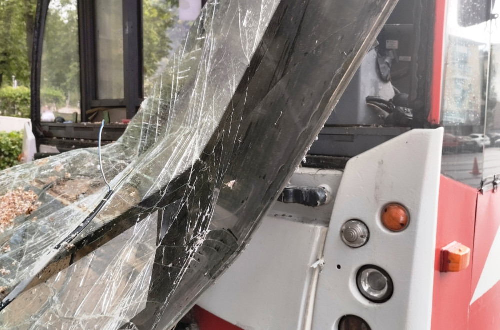 Povređena i deca. Autobus i automobil smrskani, vozač u suzama FOTO/VIDEO