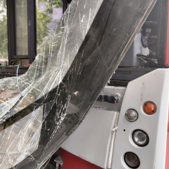 Povređena i deca. Autobus i automobil smrskani, vozač u suzama FOTO/VIDEO