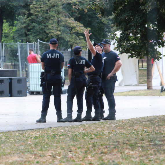 Parada ponosa u Beogradu: Okupljanje u parku, policija blokirala centar grada FOTO