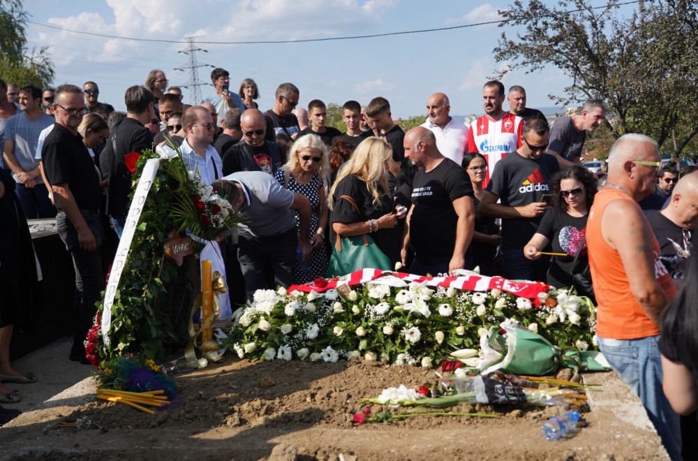 Na grobu legendarnog Bore Đođevića osvanula poruka: "Očajni, grupa Riblja čorba"