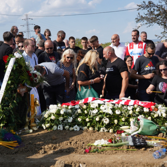 Poštovaoci lika i dela Bore Čorbe i danas na groblju: "Boli duša, veliki umetnik je otišao"