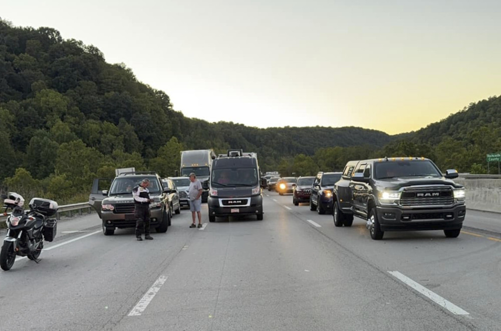 Pucnjava na autoputu, ima ranjenih; U toku potraga za napadačem: "Naoružan je i opasan"