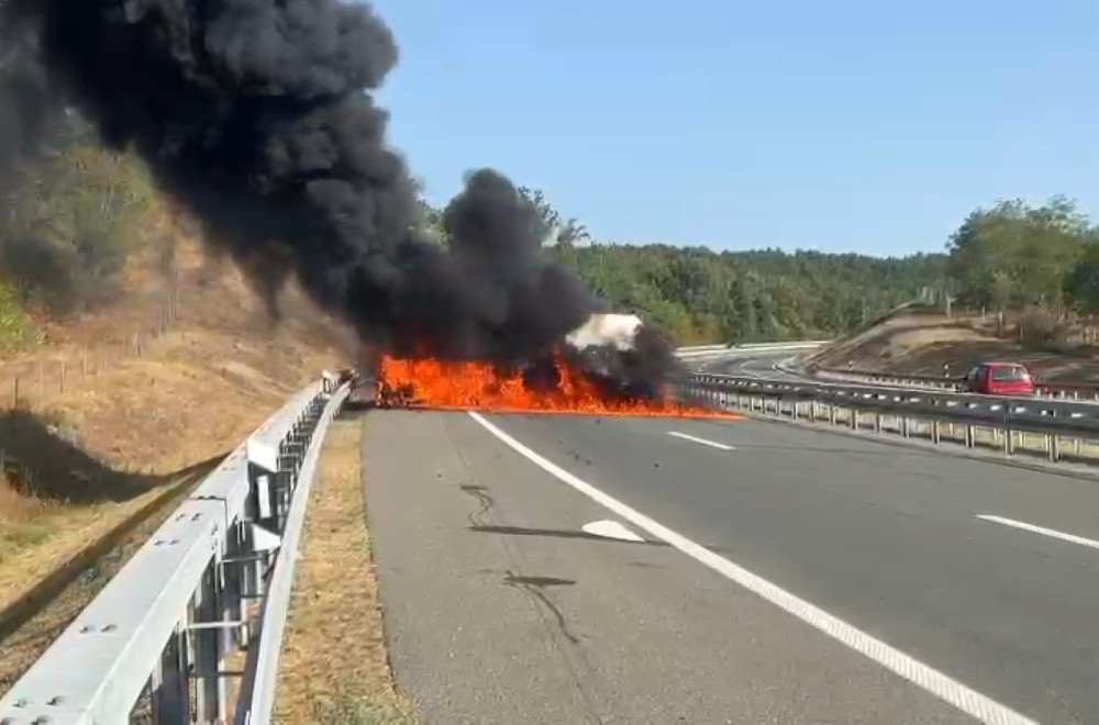 Užas na auto-putu: Izgoreo automobil FOTO