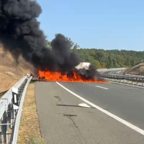 Užas na auto-putu: Vatra se svuda širi FOTO