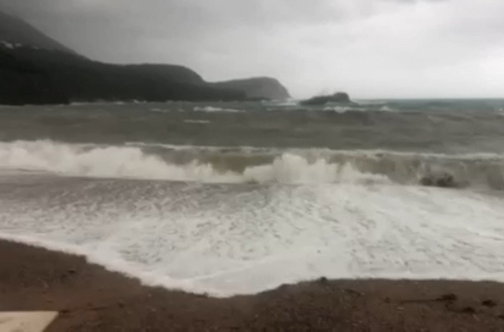 Nevreme udarilo Crnu Goru: Žena uprkos upozorenjima ušla u more; Jedva je spasili