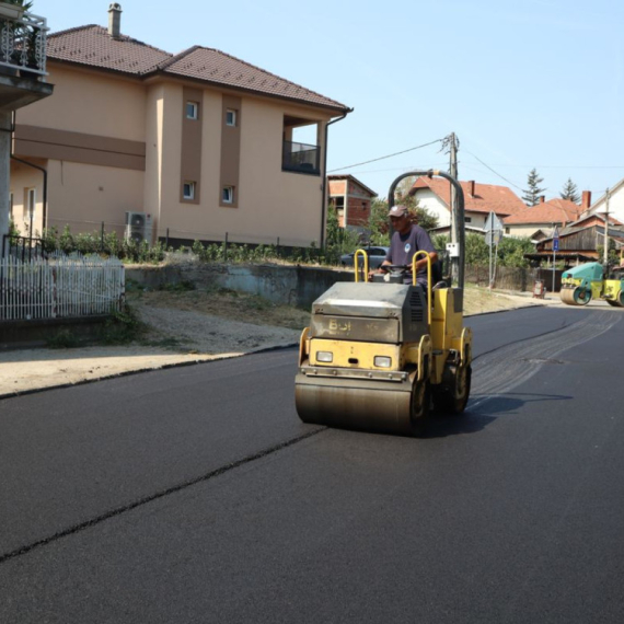 Radovi u zoni škola: Postaljeni pešački prelazi, ugrađuju gumene prepreke za usporavanje saobraćaja FOTO