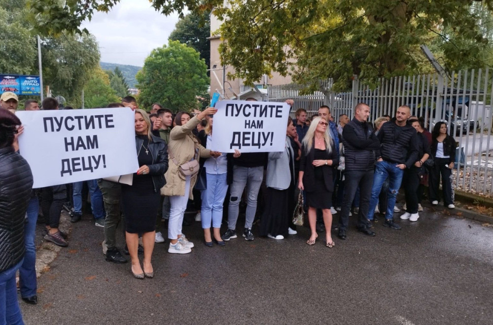 Nezadovoljstvo ključa; Protest Srba u Kosovskoj Mitrovici zbog hapšenja mladića FOTO/VIDEO