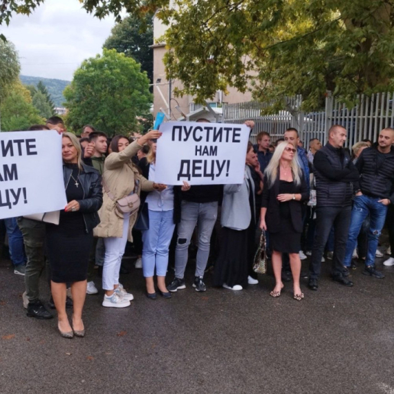 Nezadovoljstvo ključa; Protest Srba u Kosovskoj Mitrovici zbog hapšenja mladića FOTO/VIDEO