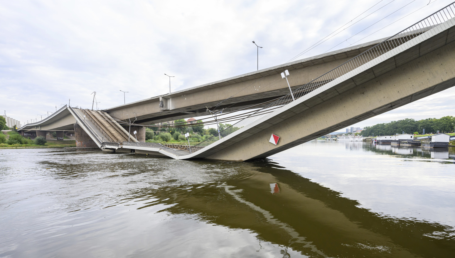 Srušio se most: Građane probudila snažna eksplozija FOTO