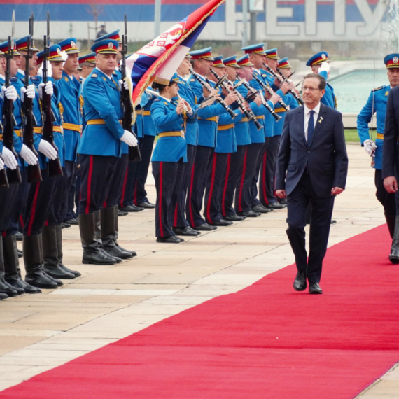 Predsednik Izraela u Srbiji, ugostio ga Vučić: Svečani doček ispred Palate Srbija; U toku Okrugli sto