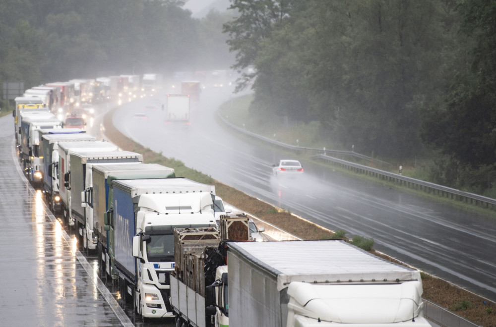 Na granicama bez gužvi za putničke automobile; Teretnjaci čekaju do šest sati