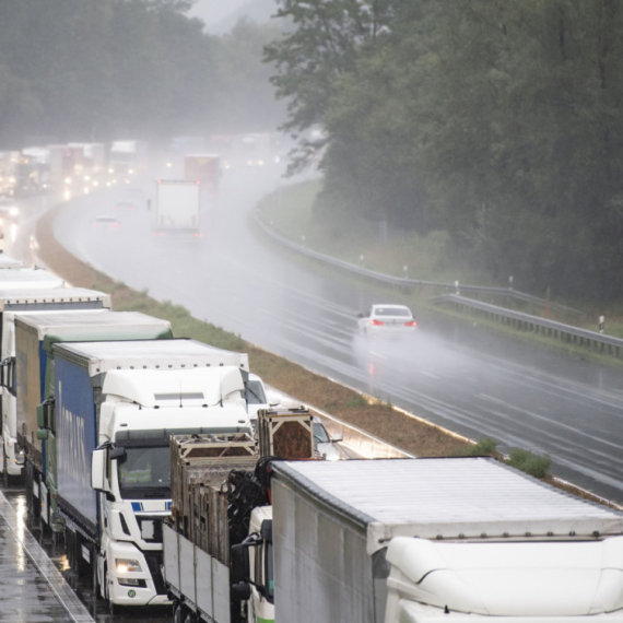 Na granicama bez gužvi za putničke automobile; Teretnjaci čekaju do šest sati