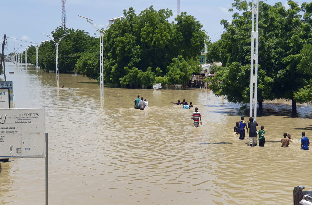 Poplave naterale ljude da napuste kuće, ali na ulicama krokodili i zmije VIDEO