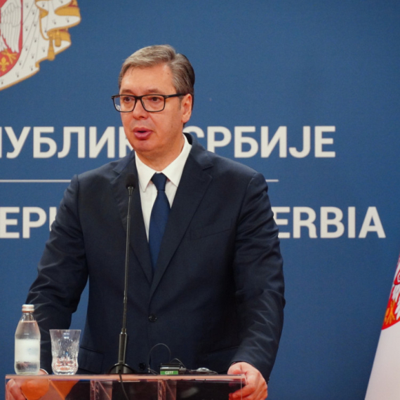 Vučić: "Povećanje plata za 12%, rastu i penzije"; "Minimalna zarada biće 53.592 dinara"