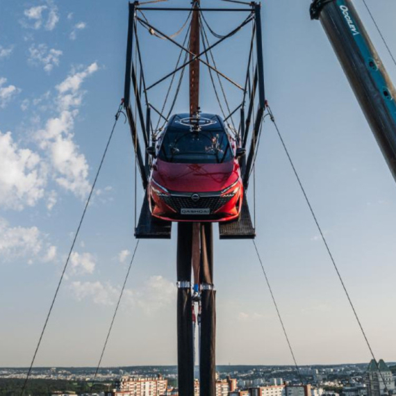 Pogledajte kako Nissan Qashqai "skače" sa 65 metara! VIDEO