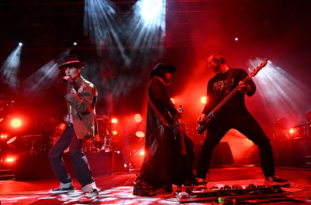 Opšti haos na koncertu: Frontmen čuvenog benda napao gitaristu tokom nastupa VIDEO