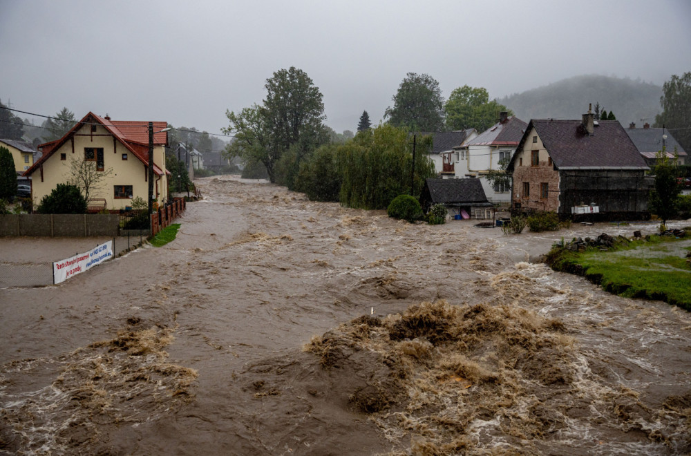 Poplave blokirale čitavu zemlju, hiljade evakuisanih; Sazvan Krizni štab VIDEO