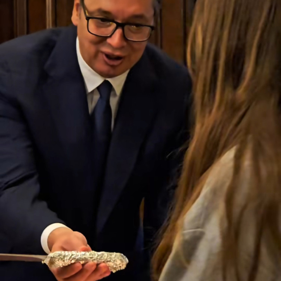 Vučić čestitao rođendan: "Petra se malo iznenadila, a ja sam pokušao da otpevam rođendansku pesmu" VIDEO