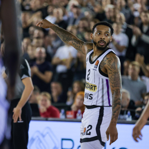 Karlik diriguje -Partizan "pobegao" na +8