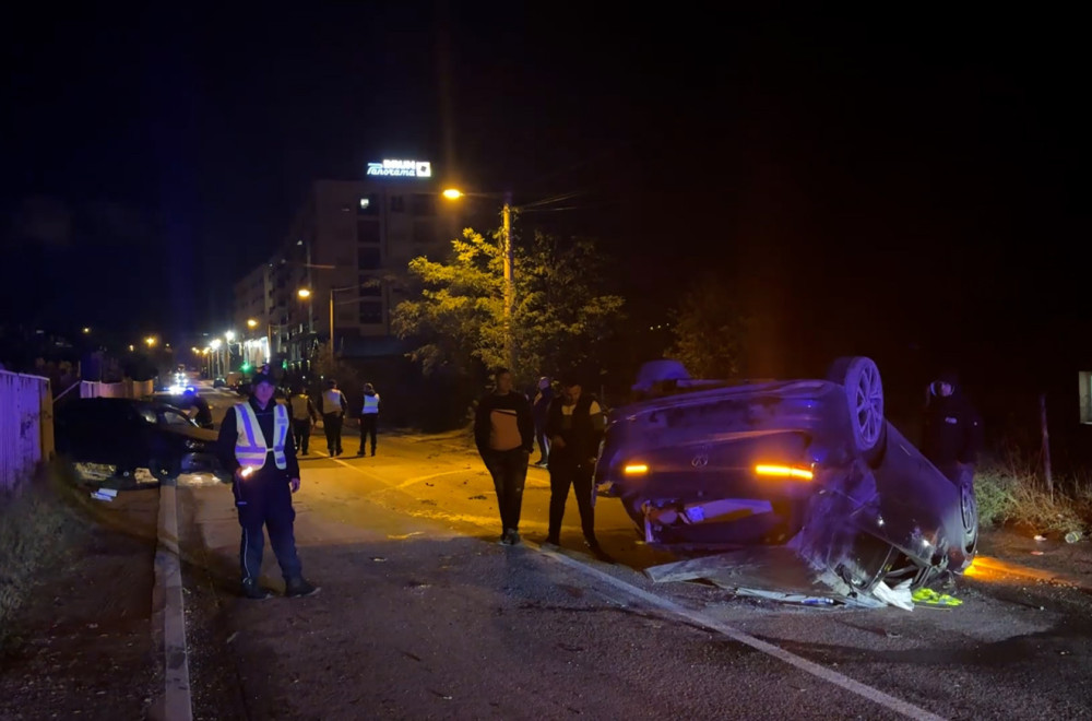 Teška saobraćajna nesreća: Jedan završio na krovu, drugi probio ogradu i zaustavio se na groblju FOTO