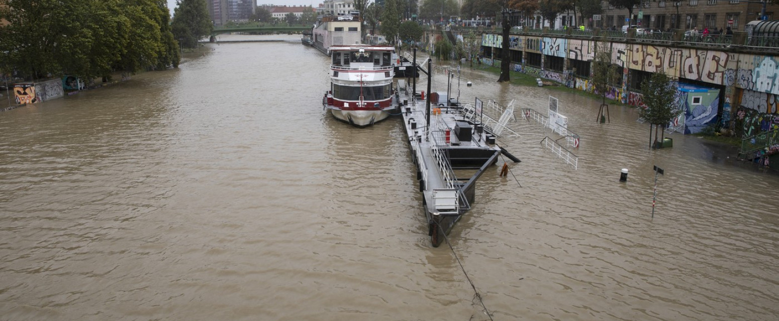 Drama na Dunavu: Putnici zaglavljeni na brodu, ne zna se kada će se iskrcati FOTO