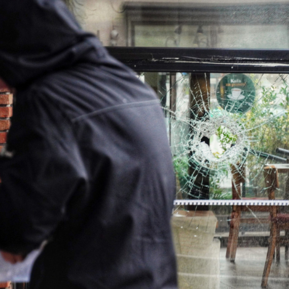 Opsadno stanje na Vračaru: Bačena bomba na restoran; Policija sve blokirala FOTO