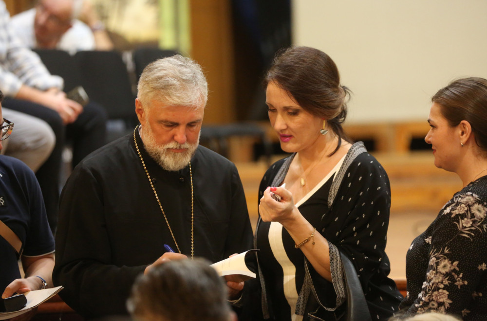 Mediji: Vladika Grigorije približava se katolicizmu; "Nakon služenja mise poziva da žene budu sveštenici"