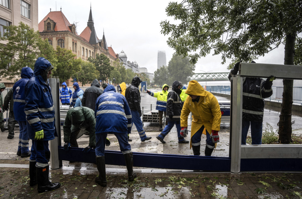 Građani Srbije, upravo ste upozoreni; Komšije dižu zid od 4 metra