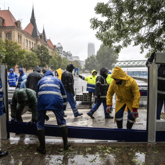 Građani Srbije, upravo ste upozoreni; Komšije dižu zid od 4 metra