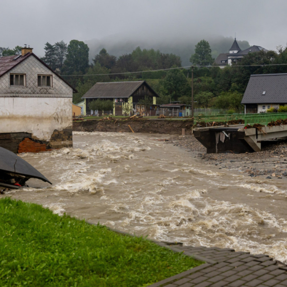 Evakuiše se 40.000 ljudi; U Budimpešti vanredno FOTO/VIDEO