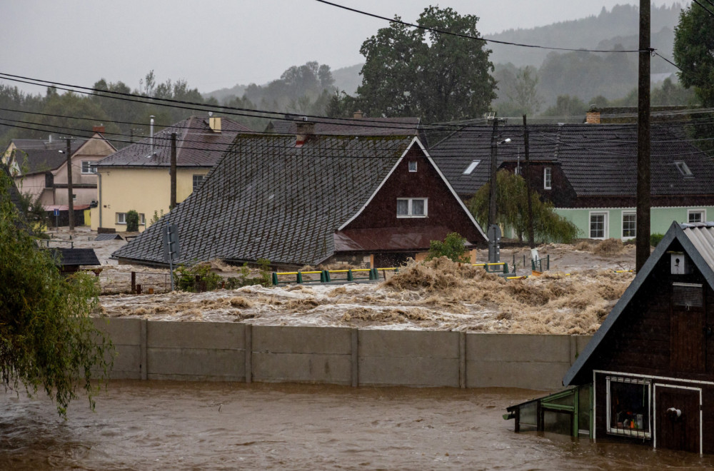 Kataklizma, ljudi su zarobljeni; Proglašena nova opasnost: Širi se smrtonosna bolest?! FOTO/VIDEO