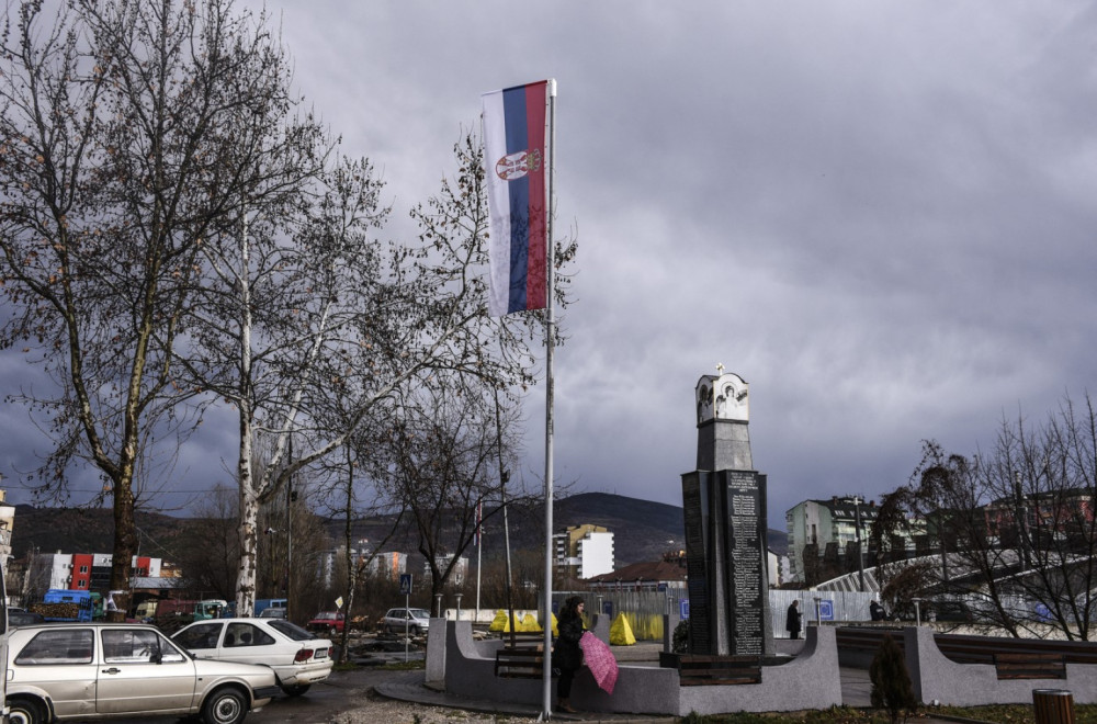 Protest studenata u Kosovskoj Mitrovici; Šetali sa trakama na ustima i indeksima u rukama VIDEO