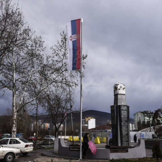 Protest studenata u Kosovskoj Mitrovici; Šetali sa trakama na ustima i indeksima u rukama VIDEO