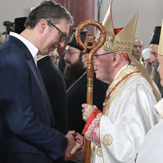 Vučić prisustvovao liturgijskoj proslavi povodom 100 godina od osnivanja Beogradske nadbiskupije FOTO