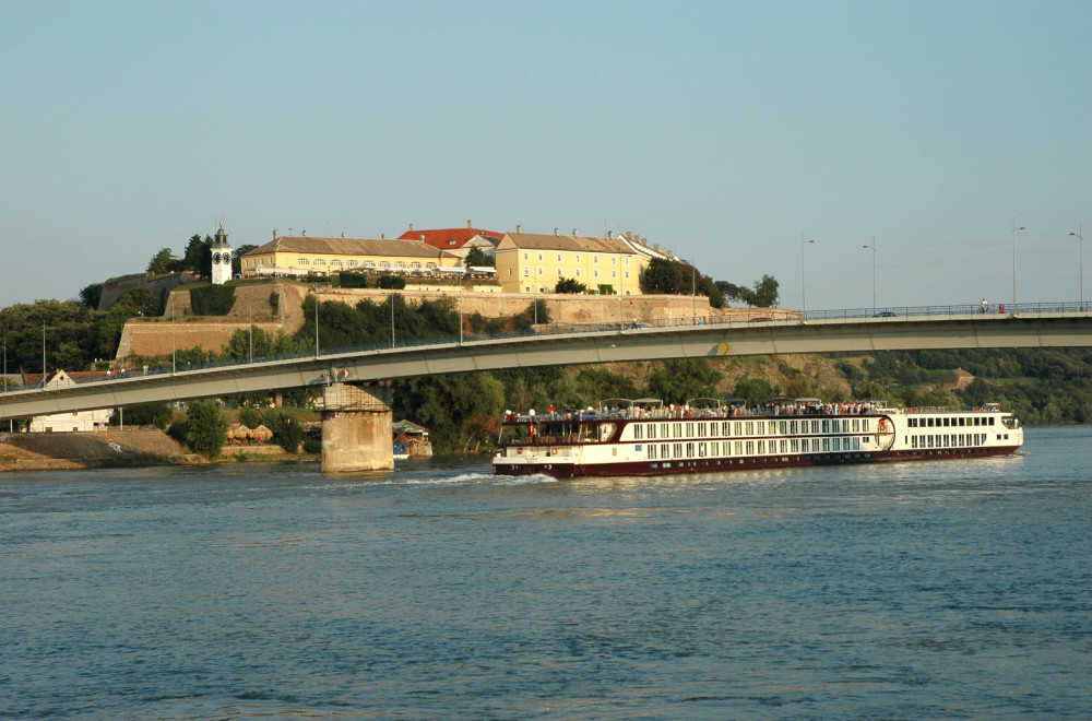 Prvi rečni kruzer stigao u Novi Sad