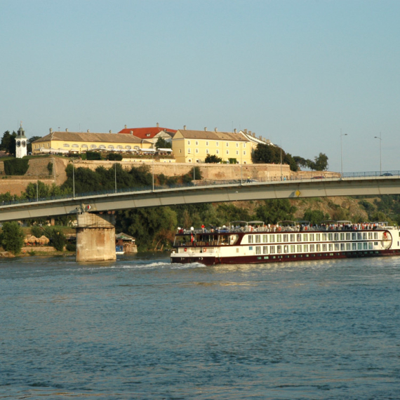 Prvi rečni kruzer stigao u Novi Sad